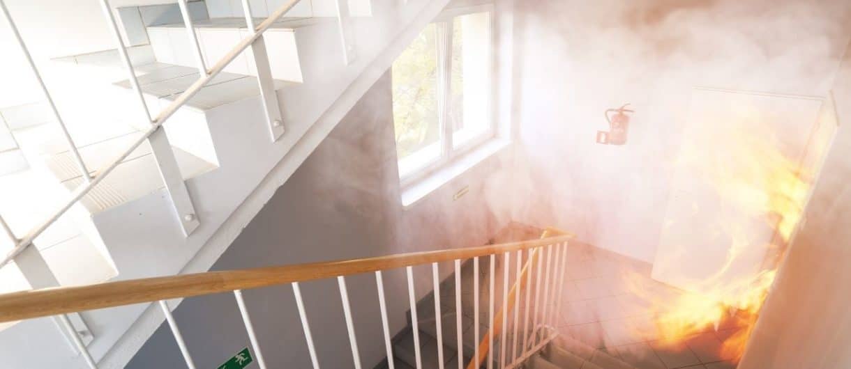 Smoke and fire spreading in a stairwell without smoke curtains or fire compartmentation systems