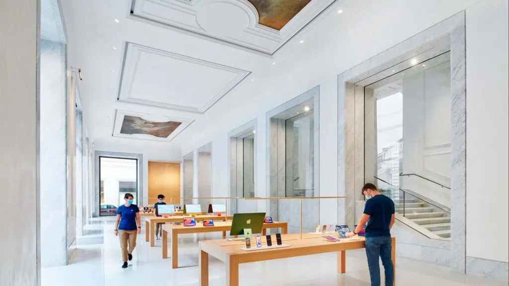 apple via del corso roma